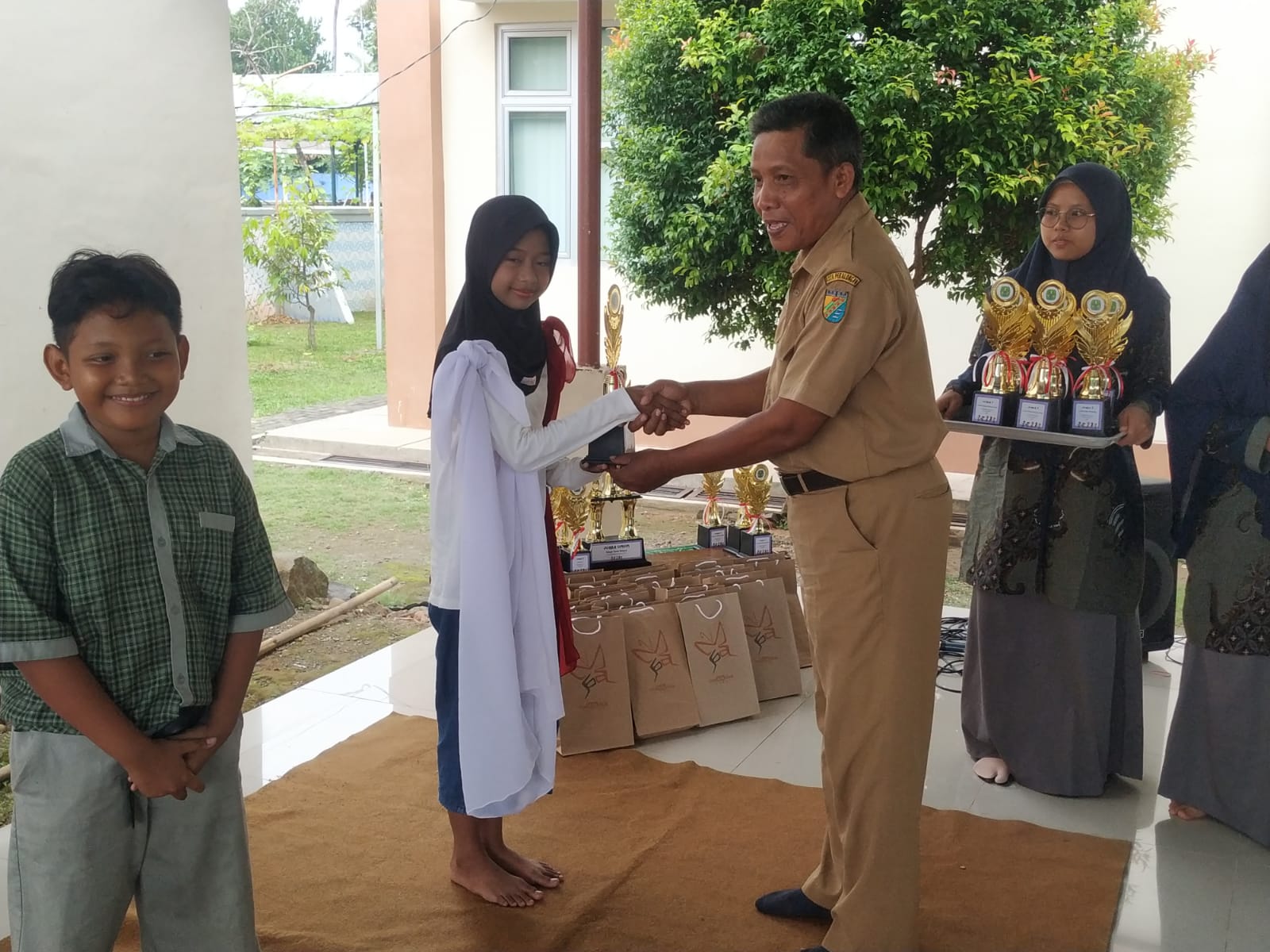 Penerimaan Hadiah dari berbagai lomba yang diadakan anak-anak PPL